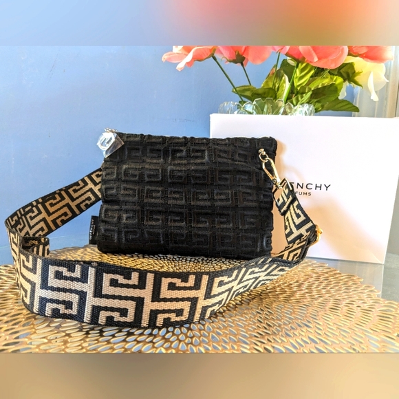 Givenchy pouch - Picture 3 of 11